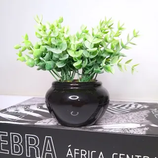Plantinha artificial em vasinho de cerâmica preto - Único