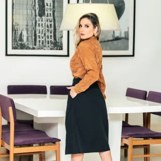 Moda feminina evangélica: Saia Midi em Linho, Cintura Alta com Cinto - Azul Marinho