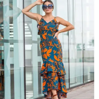 Vestido estampado flores longo com babados em crepe setinado - Folha Laranja e fundo azul