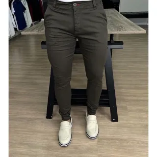 Calça Masculina Social de de Alfaiataria em Sarja Preta - Modelagem Skinny - Café com leite