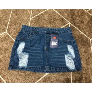Saia jeans encapada com botões: estilo e conforto em uma única peça - Preta