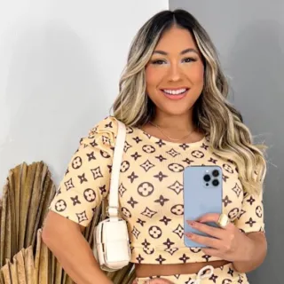 Conjunto Saia Midi e Cropped Deolane LV Super Luxo - Bege