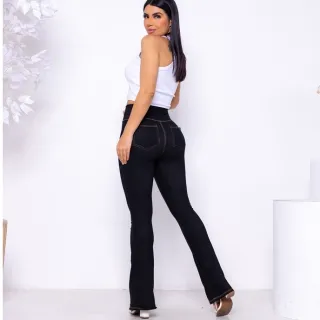 Detalhes na Frente: Calça Flare Feminina Jeans Boca de Sino com Cintura Alta - Preto