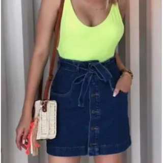 Tendência da moda casual: Saia curta jeans desfiada com cinto e botão - JEANS CLARO