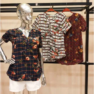 Camisa Feminina Estampa Xadrez Floral Manga Curta Decote V com 3 Botões ZL3902 - 30 - Vinho