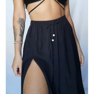 Saia preta longa com fenda - Compre online na Raryel - Preto