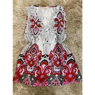 Estampa de verão: Regata feminina com alça larga e botões frontais - Creme com flor