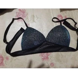 Tendência moda blogueira - Top Cropped feminino com bojo e brilho - Preto brilho liso