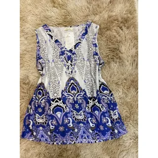 Estampa de verão: Regata feminina com alça larga e botões frontais - Creme com flor