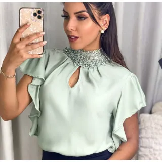 Moda feminina: blusa social com babado de manga curta e pérolas no pescoço - Branco