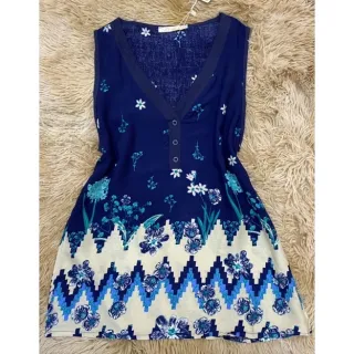 Estampa de verão: Regata feminina com alça larga e botões frontais - Creme com flor