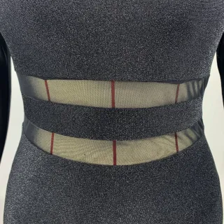Vestido feminino preto curto Plus Size, manga longa em mesh com detalhes de patchwork e brilho para arrasar na balada - Preto