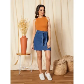Tendência da moda casual: Saia curta jeans desfiada com cinto e botão - JEANS CLARO