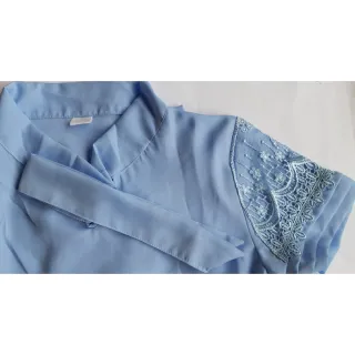 Oferta de Blusa Feminina Linda com Detalhe de Laço para Amarrar - Branco