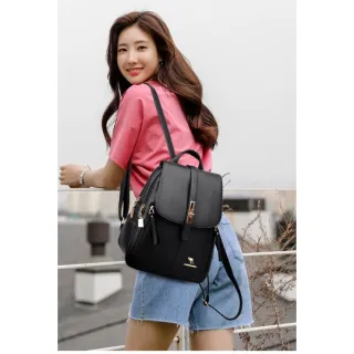 Mochila Média Feminina de Couro Sintético 