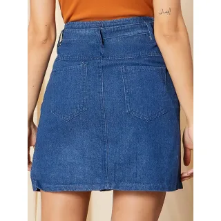Tendência da moda casual: Saia curta jeans desfiada com cinto e botão - JEANS CLARO