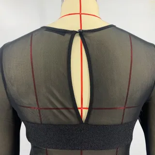 Vestido feminino preto curto Plus Size, manga longa em mesh com detalhes de patchwork e brilho para arrasar na balada - Preto