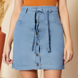 Tendência da moda casual: Saia curta jeans desfiada com cinto e botão - JEANS CLARO