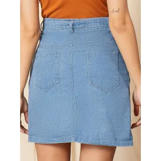 Tendência da moda casual: Saia curta jeans desfiada com cinto e botão - JEANS CLARO