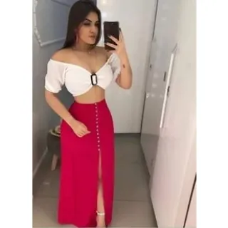 Saia Midi Lisa com Fenda na Frente e Botão - Compre Online na Raryel - Saia C fenda Preta