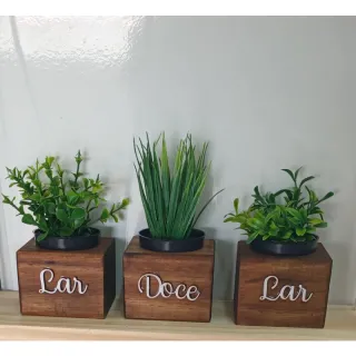 Decoração com trio de vasinhos de madeira e plantas artificiais - Home Sweet home