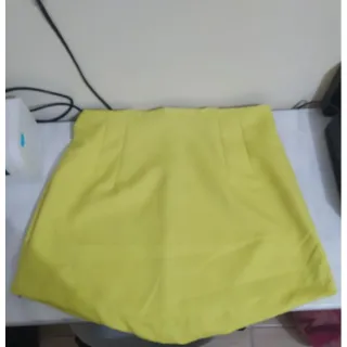 Saia estilo Zara em crepe de alfaiataria, cós alto e curta - Verão 2023 - Pink