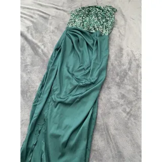 Vestido de festa longo feminino com fenda alta, lantejoulas e detalhes em patchwork - Lótus Rosa