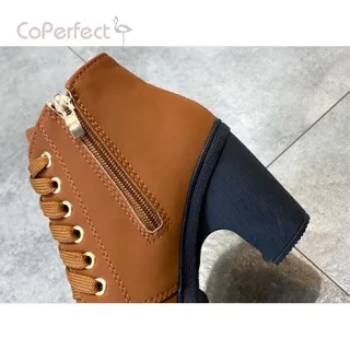 Sapatos Ankle Boots de Camurça com Salto Alto e Amarração Lateral - Caqui