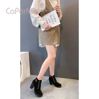 Sapatos Ankle Boots de Camurça com Salto Alto e Amarração Lateral - Caqui