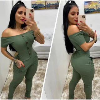 Blogueira Macacão Decote Detalhe Botões Bolso Ombro Feminino - Preto