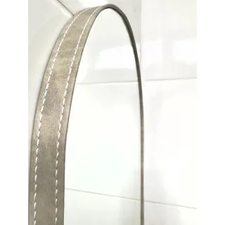 Orgânico Espelho Decorativo Adnet Oval 60x35 cm com Moldura de Couro e Pendurador - Caramelo