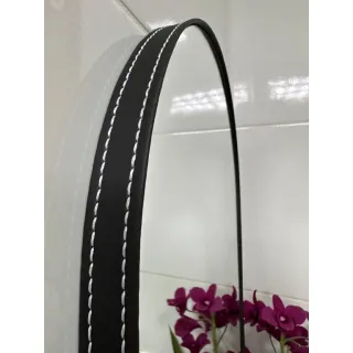 Orgânico Espelho Decorativo Adnet Oval 60x35 cm com Moldura de Couro e Pendurador - Caramelo