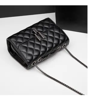 Bolsa feminina escura com corrente transversal "Y" - Branca