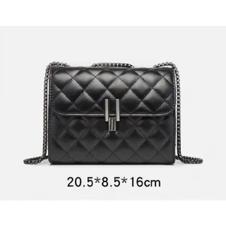 Bolsa feminina escura com corrente transversal 